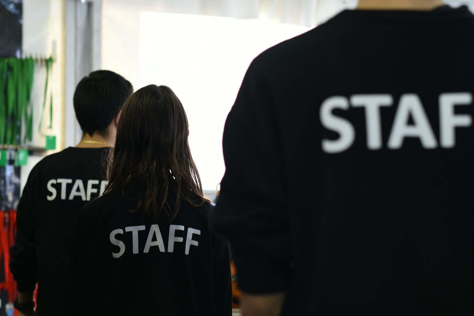 Personale di spalle con la maglietta STAFF
